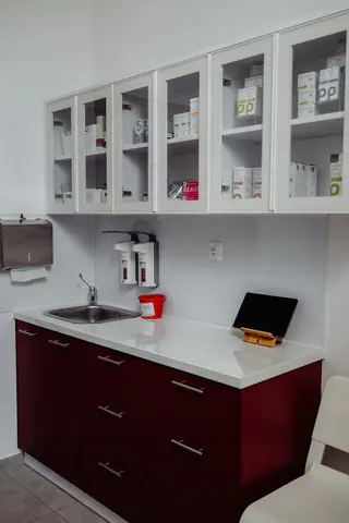 Szafki z preparatami w gabinecie PENTE