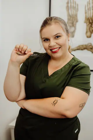 Podolożka prezentująca narzędzie do terapii stóp